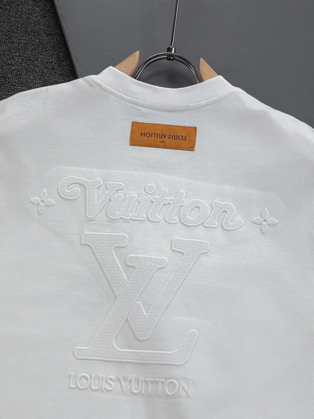 🅿️220 Louis Vuitton 1V LV slightly wide version S-XL LV 26ss new product counters are on the shelves at the same time. Multiple craftsmanship. Three-dimensional water-soluble cotton letters on the chest🪡 embroidery + water-soluble cotton large letters logo on the back🪡 embroidery. Round neck short-sleeved T-shirt, same style for men and women! Consigned to one-to-one creation. Synchronized with the official website, pure cotton fabrics at the counter! It is close to the skin and comfortable, durable and easy to wear. It has a classic and simple logo design and meticulous original craftsmanship. Short-sleeves, a must-have item for men, do not appear to be the same for the general public, but must be unique and eye-catching. This LV short-sleeve is all about quality, comfort, the same shape and fashion as always, including fabrics and cutting techniques. All of them have been made with great effort! 320 grams of washed pure cotton fabric, pure cotton is breathable, very refreshing and comfortable for daily wear. The rib knitting on the neckline is smooth and tight, and the neckline will not be skewed if you toss it at will. The loose version, you will find that it looks really good on the upper body. The overall is minimalist and neat, super versatile for daily use! Pair it casually with a pair of pants for a youthful look. A T-shirt will make your outfit crazy. It is a fashionable item that can never go wrong! Color: Black White Size: S-XL Size chart: S: Shoulder width 50-Bust 56-Length 70 M: Shoulder width 52-Bust 57-Length 72 L: Shoulder width 54-Bust 59-Length 74 XL: Shoulder width 56-Bust 62-Length 76
